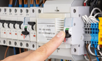 Aptomat không gạt lên được? Nguyên nhân và cách khắc phục