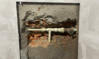 Cách xử lý ống nước khi bị bục thủng trong tường gây thất thoát nước ?