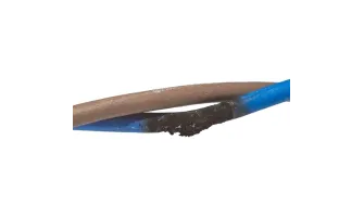 Dây dẫn xuống cấp, nứt hoặc cháy lớp cách điện: Nguyên nhân và cách khắc phục