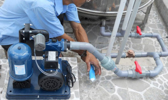 Máy bơm chạy nhưng nước lên rất yếu là vì sao? Nguyên nhân và cách khắc phục