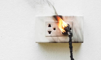 Ổ Cắm Bị Cháy Đen Là Do Đâu? Cách Khắc Phục An Toàn Cho Gia Đình