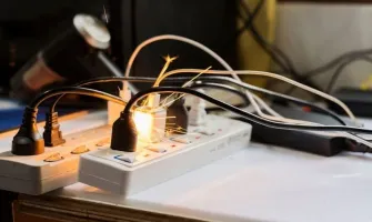 Ổ điện phát tia lửa là do đâu ? Mức độ nguy hiểm và hướng dẫn xử lý an toàn tại nhà