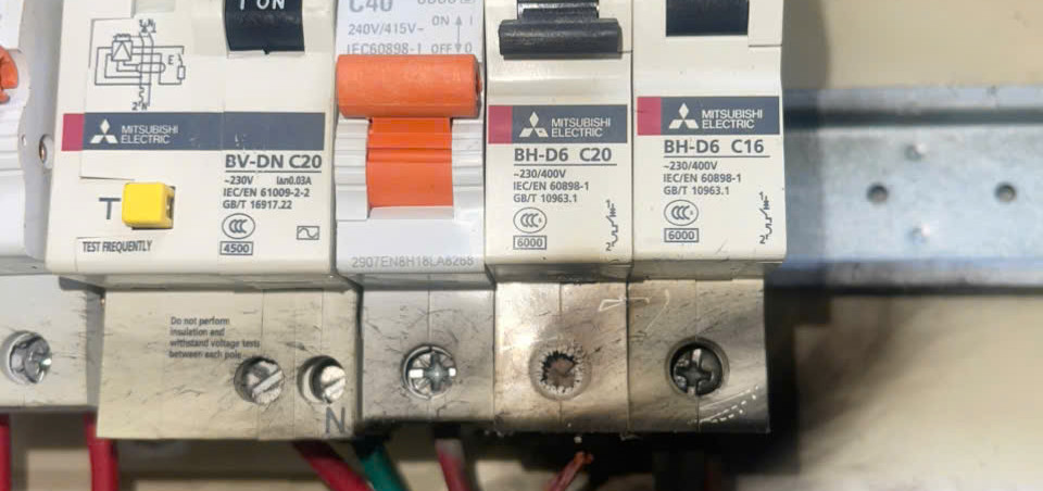 Sự cố chập cháy tủ điện, ổ cắm điện: Nguyên nhân do quá tải và đấu nối sai kỹ thuật Sự cố chập cháy tủ điện, ổ cắm điện: Nguyên nhân do quá tải và đấu nối sai kỹ thuật