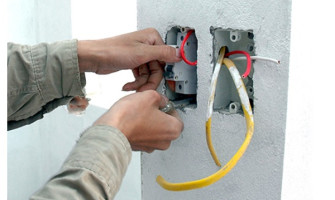 Sửa chữa rò rỉ điện âm tường chi phí ra sao? Nguyên nhân, cách xử lý và bảng giá tham khảo